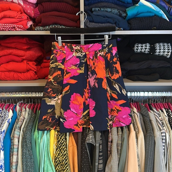 Trina Turk fuschia/navy/orange floral print pleated lined skirt size 6 - Picture 3 of 3